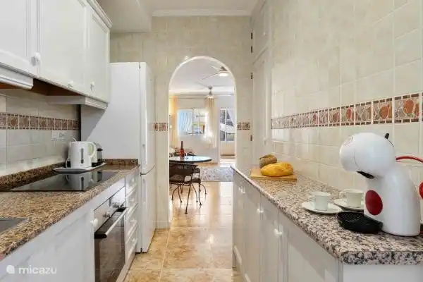 Cuisine avec réfrigérateur/congélateur, cafetière Dolce Gusto, bouilloire, grille-pain.