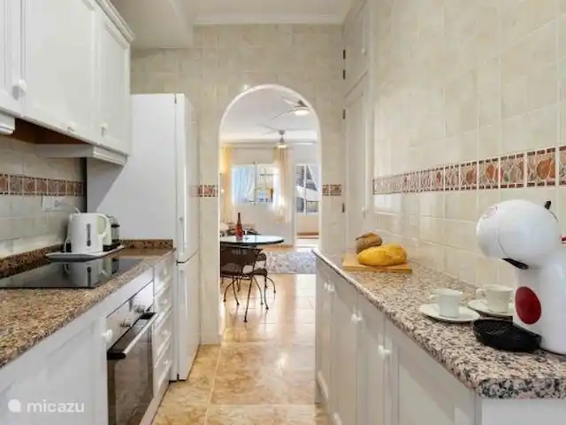 Casa Vivir la Vida | Espagne, Costa Blanca, Punta Prima - appartement Cuisine avec réfrigérateur/congélateur, cafetière Dolce Gusto, bouilloire, grille-pain.
