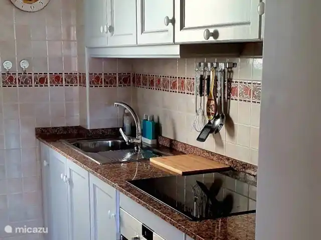 Casa Vivir la Vida | Espagne, Costa Blanca, Punta Prima - appartement Cuisine avec plaque à induction et four