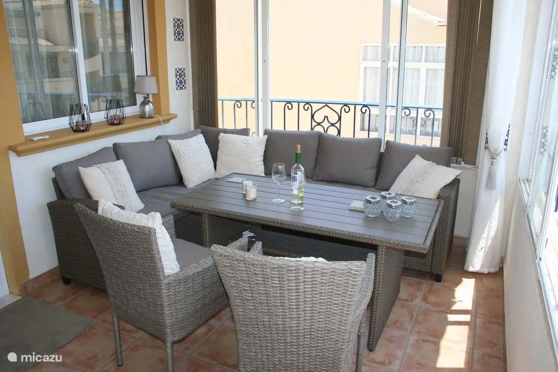 Véranda/balcon avec salle à manger spacieuse