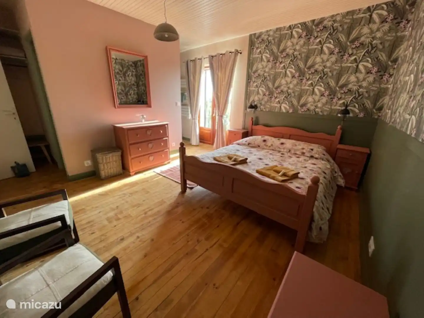 Schlafzimmer mit Doppelbett