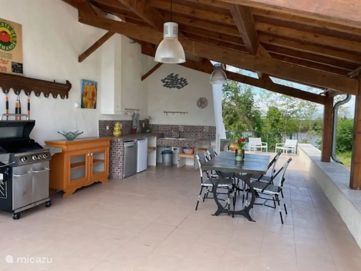 überdachte Terrasse mit Spüle, Kühlschrank, Geschirrspüler und Luxusgrill