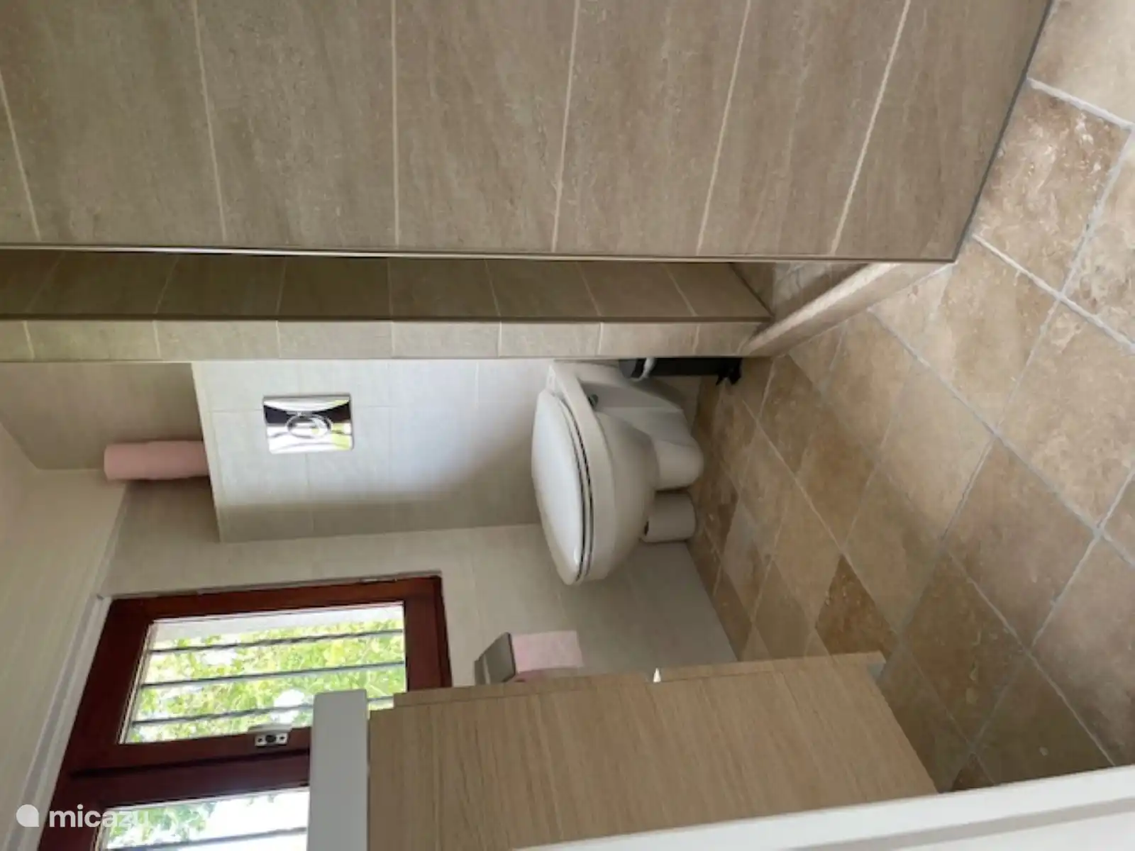 Badezimmer mit ebenerdiger Dusche im kleineren Schlafzimmer