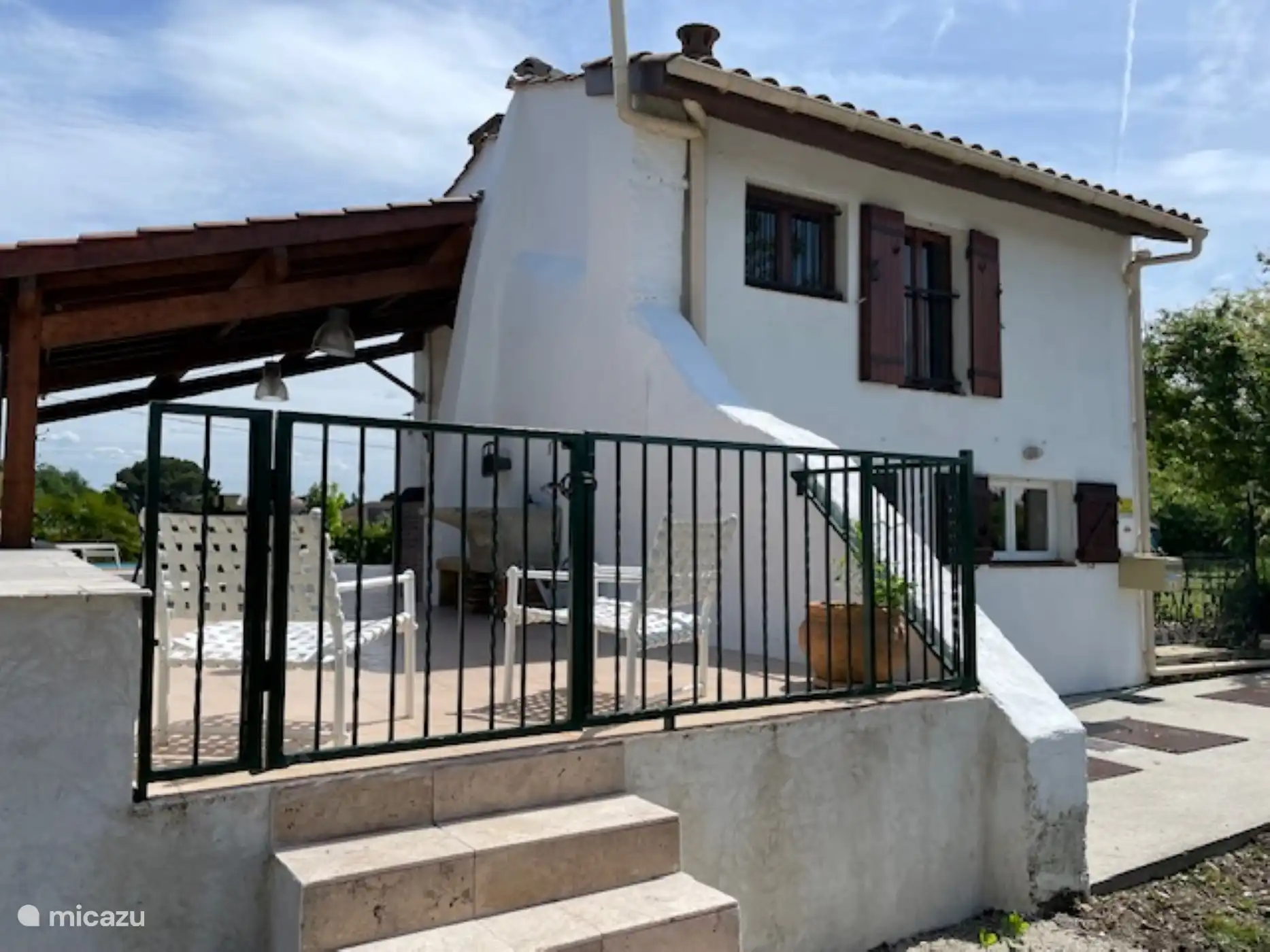 Blick vom Wasser auf die Terrasse