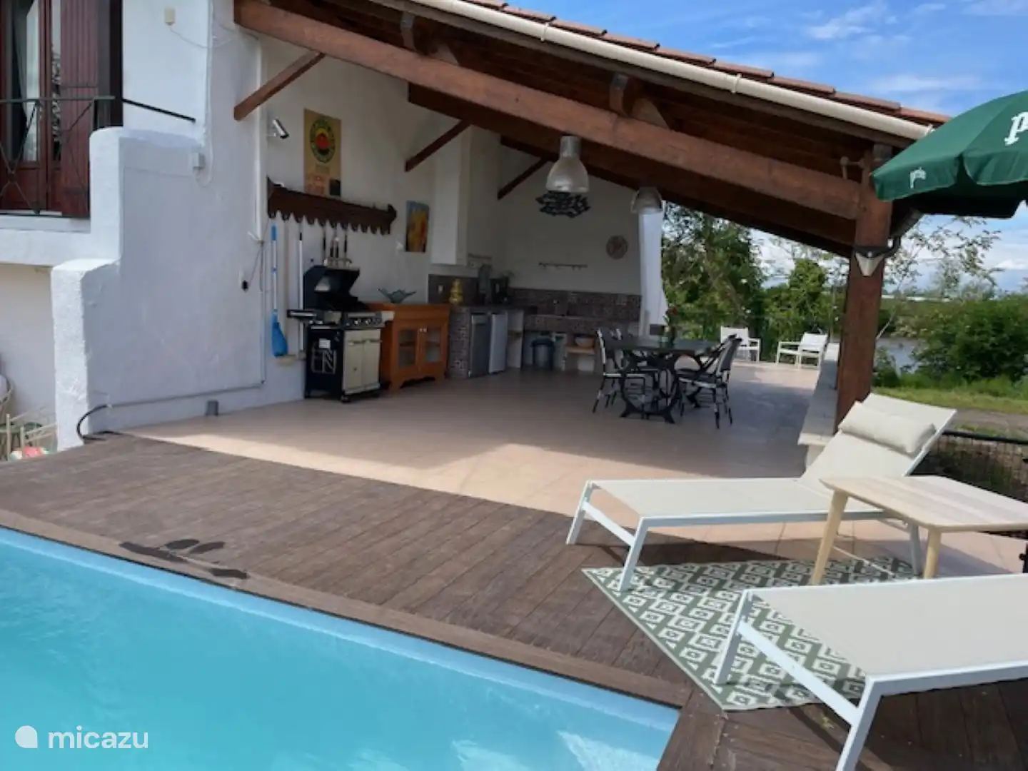 Überdachte Terrasse mit angrenzendem Swimmingpool