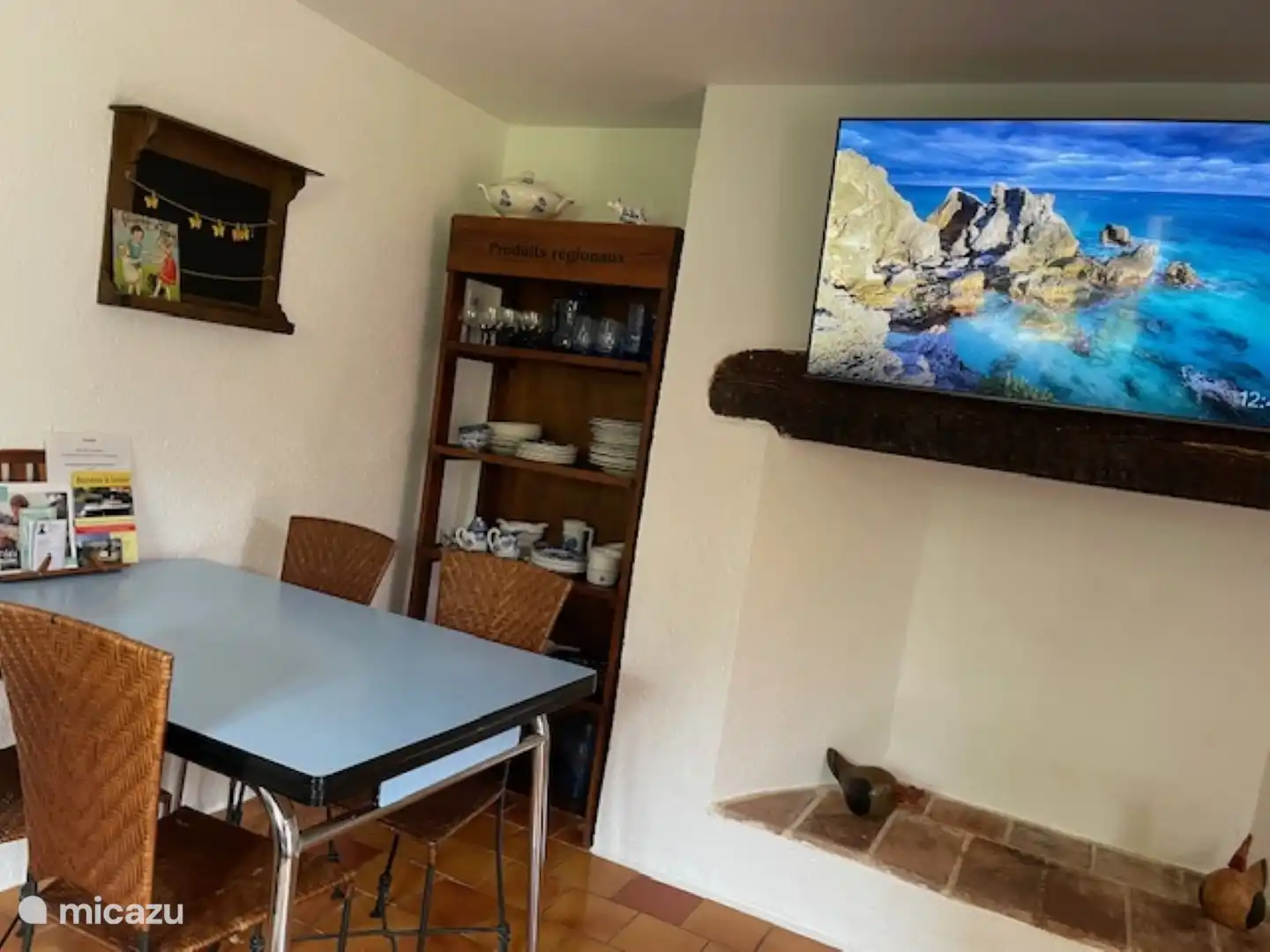 Wohnzimmer mit großem Fernseher