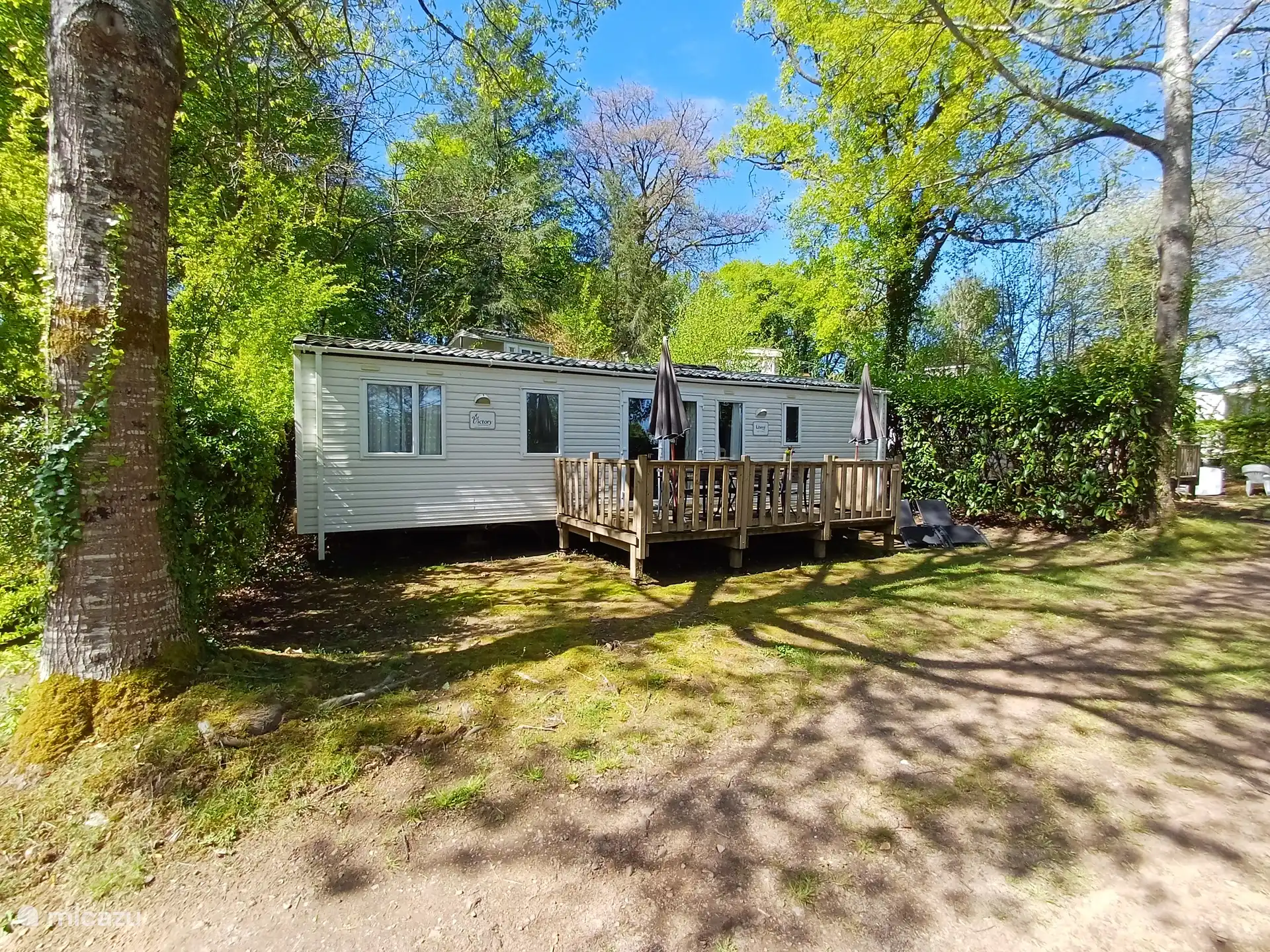 Vooraanzicht van links van de Mobil Home met ligstoelen