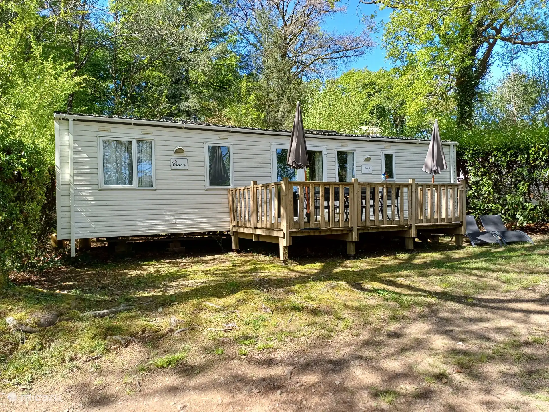 Vooraanzicht van links van de Mobil Home