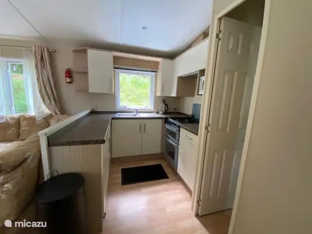 Mobil home dans la belle Dordogne | France, Dordogne, Champs-Romain - mobil-home Vue d’ensemble de la cuisine