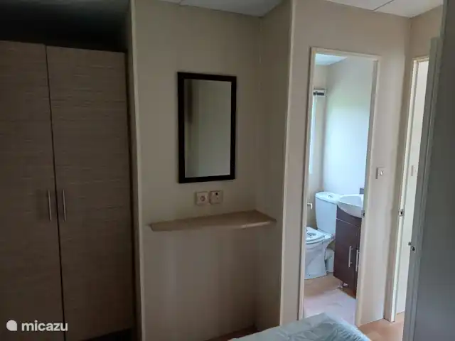 Mobil home dans la belle Dordogne | France, Dordogne, Champs-Romain - mobil-home Vue de la salle de bain à partir de la chambre principale