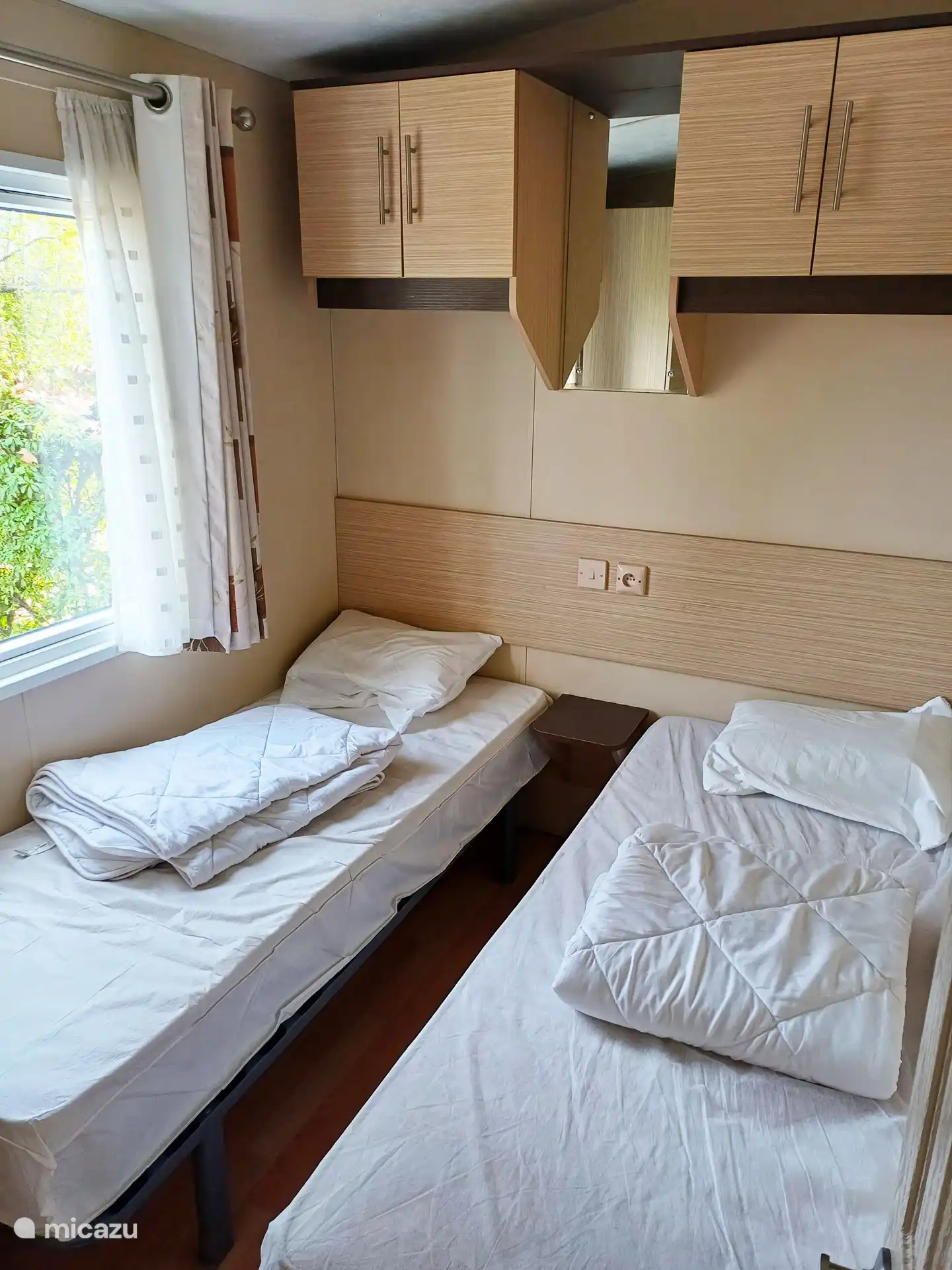 Dormitorio izquierdo con 2 plazas para dormir