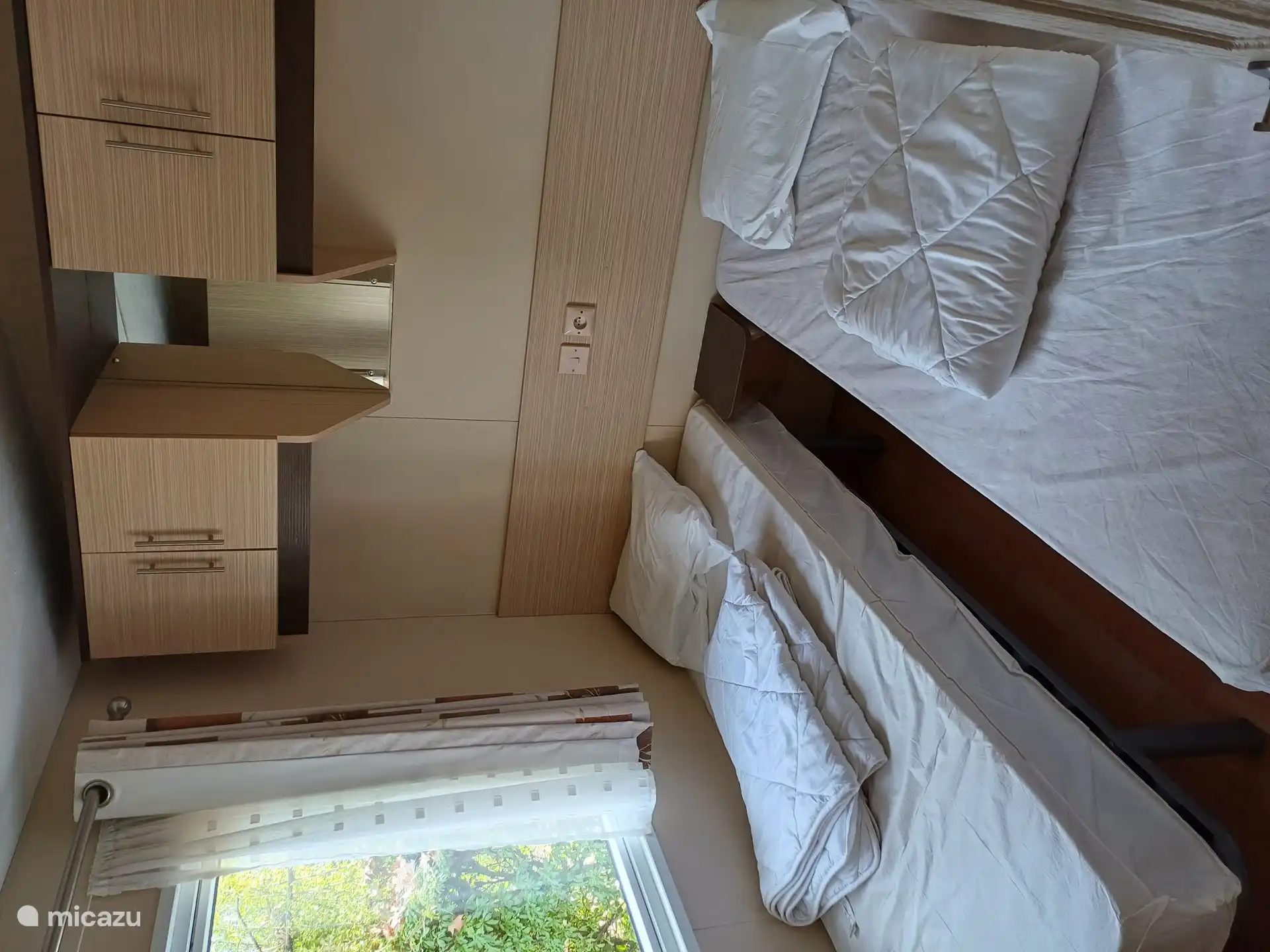 Dormitorio izquierdo con 2 plazas para dormir