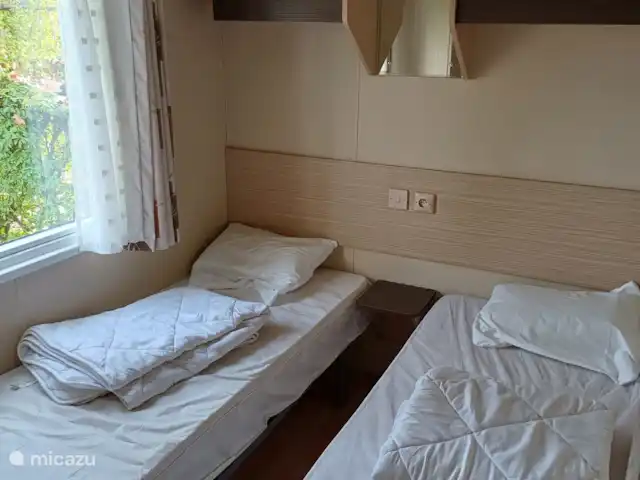 Mobil home dans la belle Dordogne | France, Dordogne, Champs-Romain - mobil-home Chambre à gauche avec 2 couchages