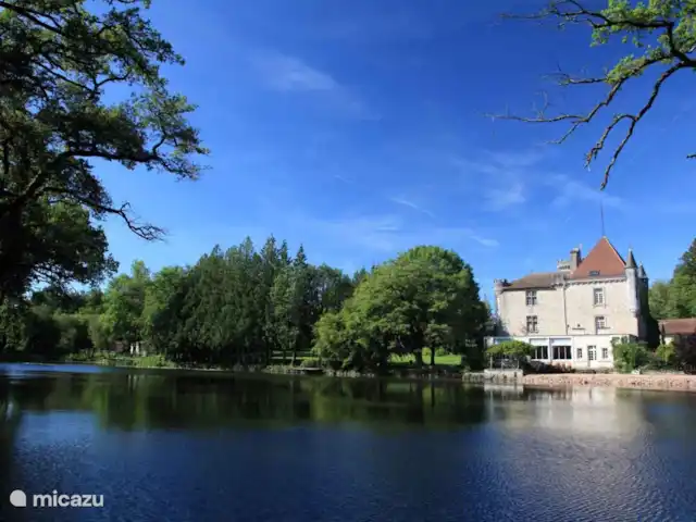 Mobil home dans la belle Dordogne | France, Dordogne, Champs-Romain - mobil-home Château avec l’étang