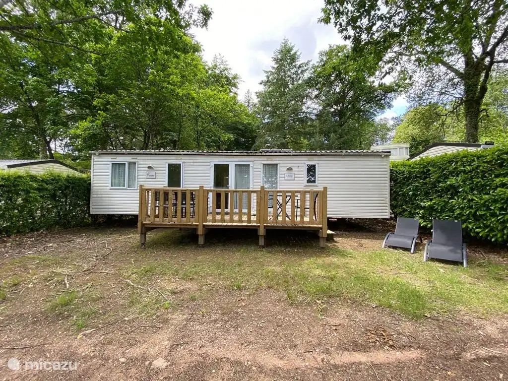 Vista frontal del chalet con tumbonas