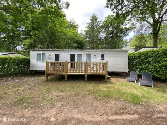 Mobil home dans la belle Dordogne | France, Dordogne, Champs-Romain - mobil-home Vue de face du chalet avec chaises longues