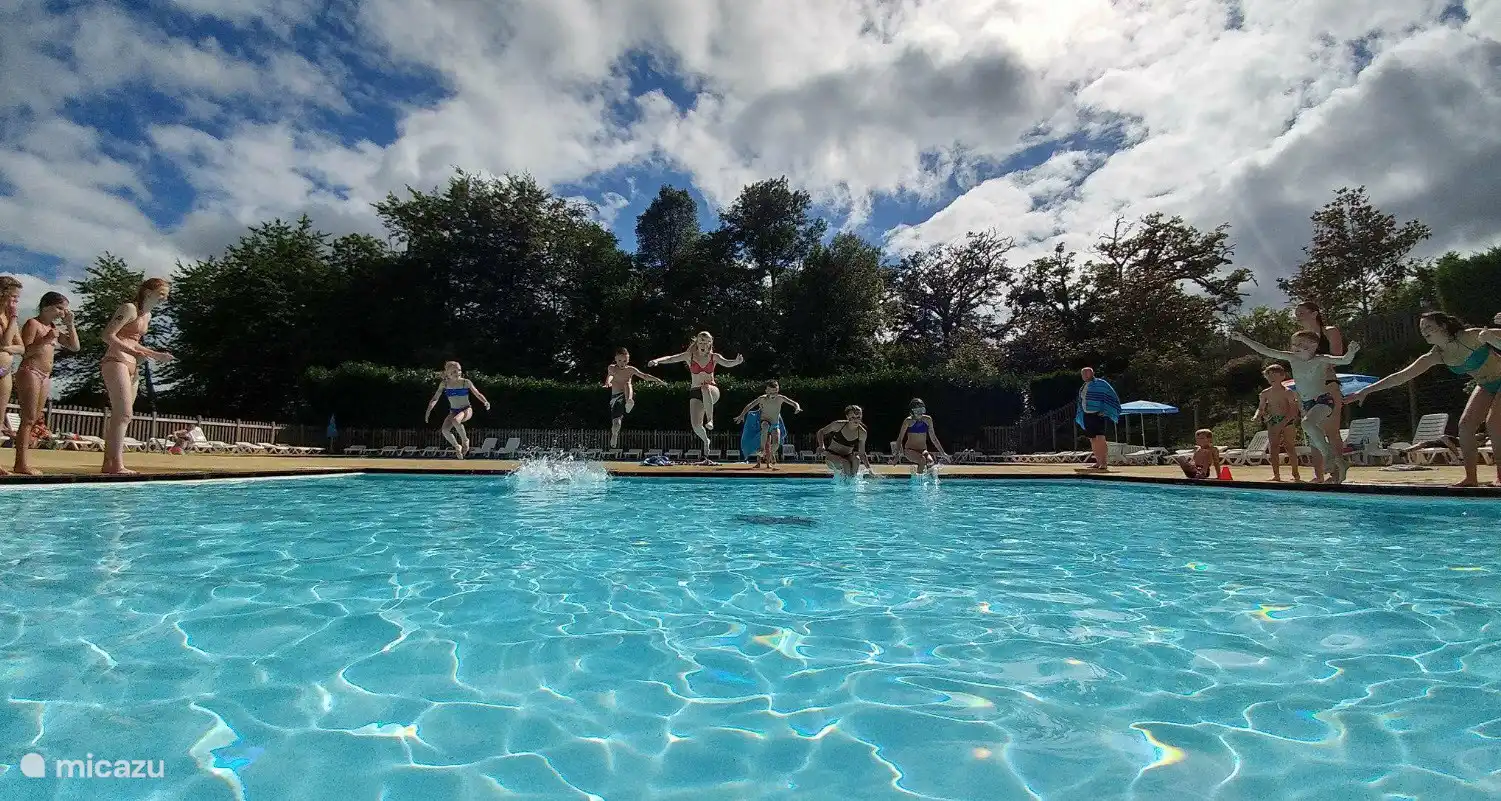 Diversi&#243;n en la piscina