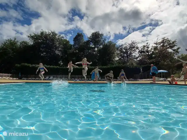 Mobil home dans la belle Dordogne | France, Dordogne, Champs-Romain - mobil-home S’amuser dans la piscine