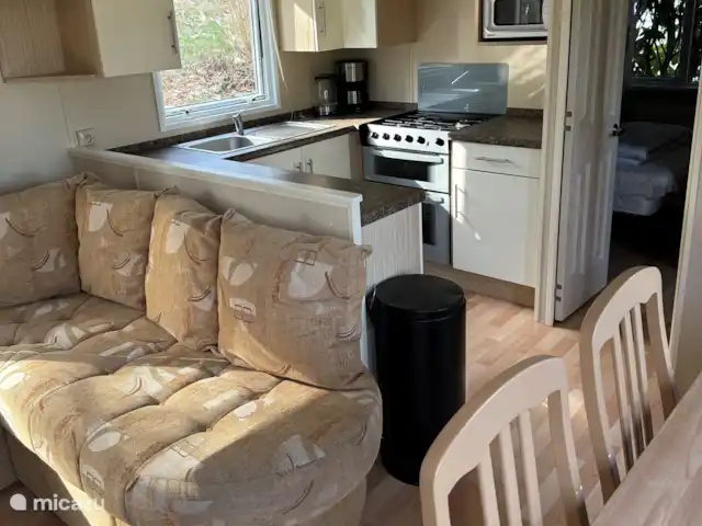 Mobil home dans la belle Dordogne | France, Dordogne, Champs-Romain - mobil-home Vue de la cuisine depuis le salon