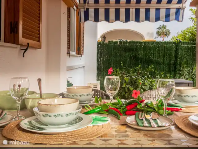 Amigos II à Veramar - playa 300m | Espagne, Costa de Almeria, Vera-Plage - appartement Terrasse couverte avec table à manger, chaises et vaisselle