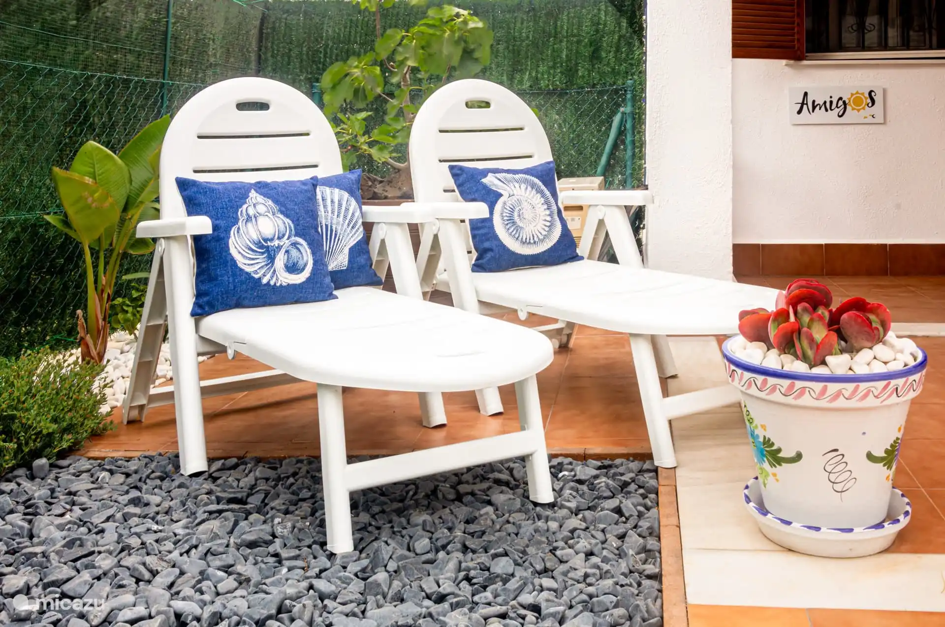 zonnebedden, terras en tuin