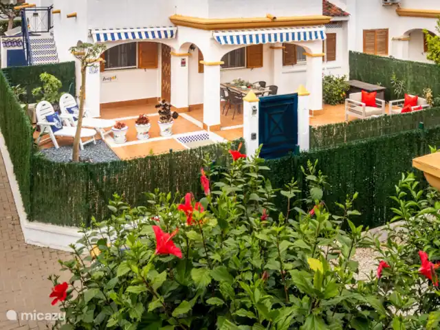 Amigos II à Veramar - playa 300m | Espagne, Costa de Almeria, Vera-Plage - appartement Vue d’ensemble du grand jardin et de la terrasse de l’appartement d’angle