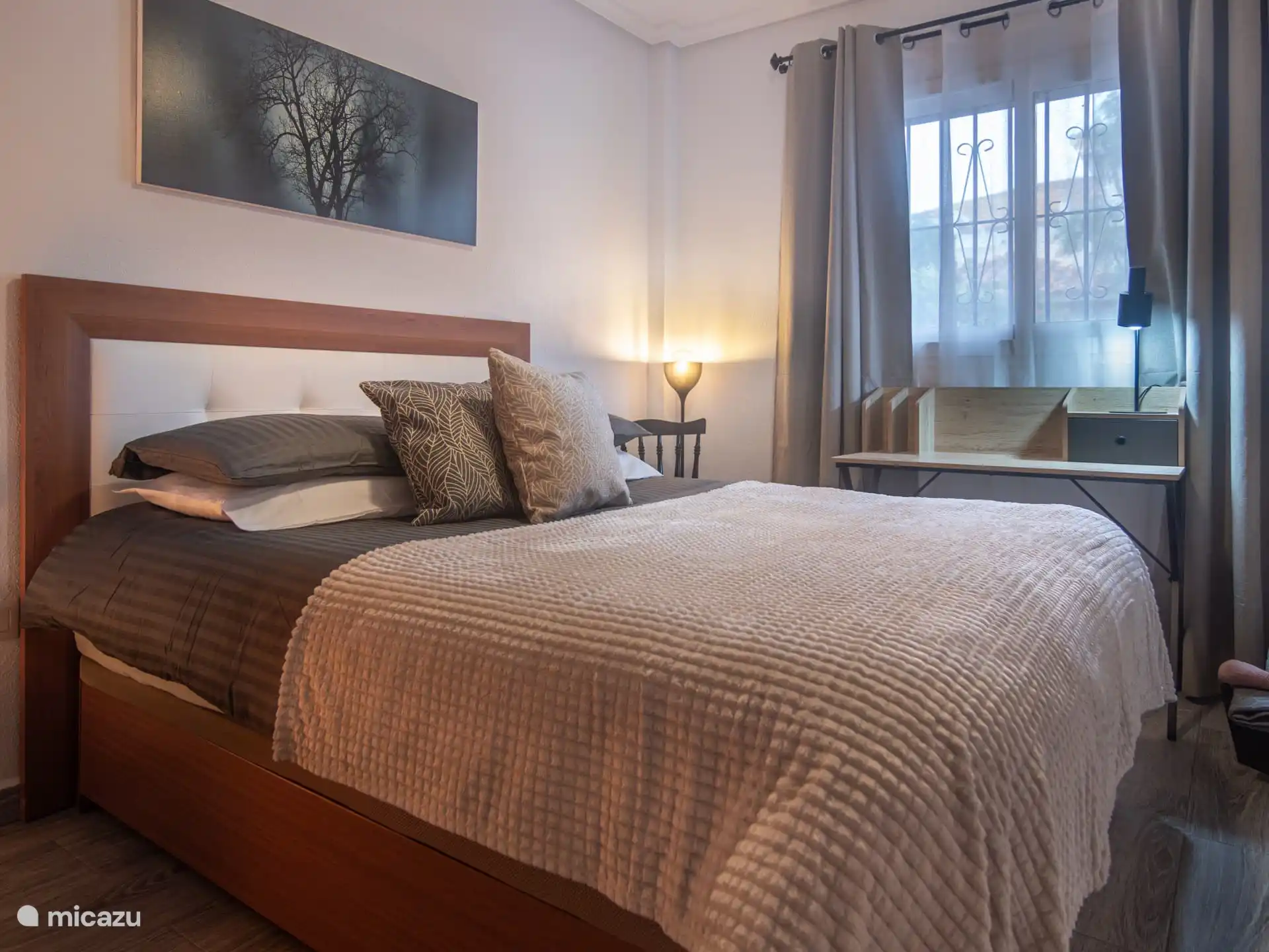 grote slaapkamer met bureau en airco