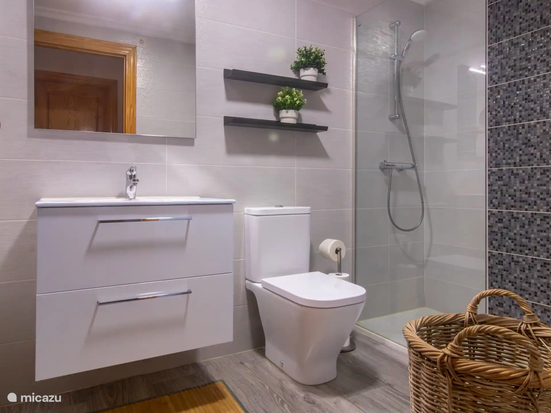 nieuwe, moderne badkamer met inloopdouche