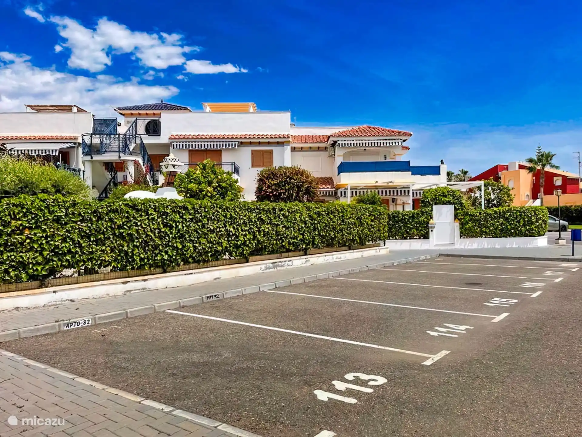 gereserveerde parkeerplaats binnen de omheining van het complex