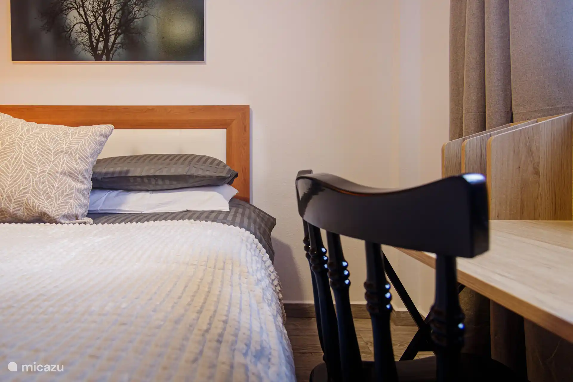 grote slaapkamer met bureau of make'up tafel en stoel