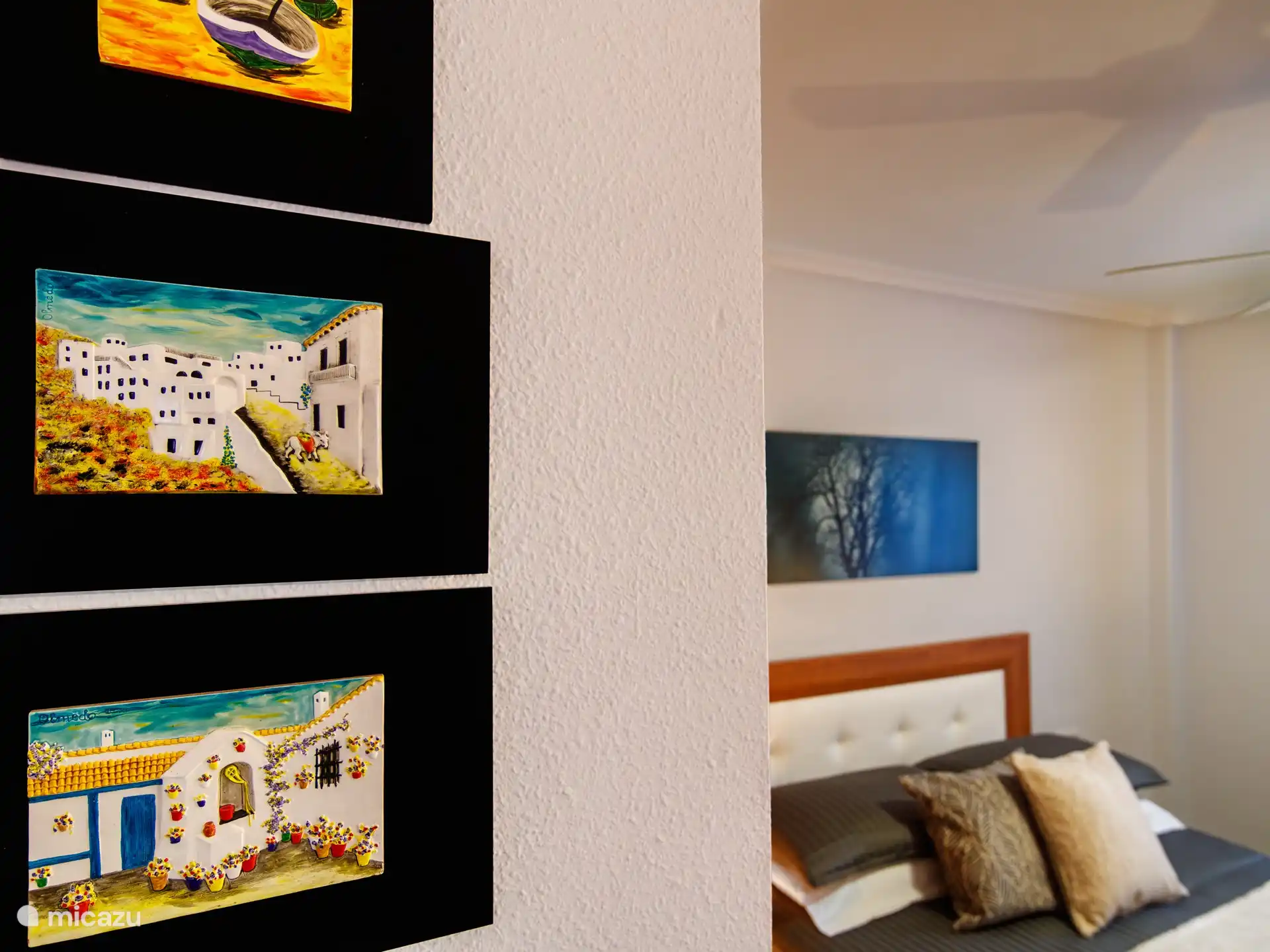 slaapkamer met wandversiering