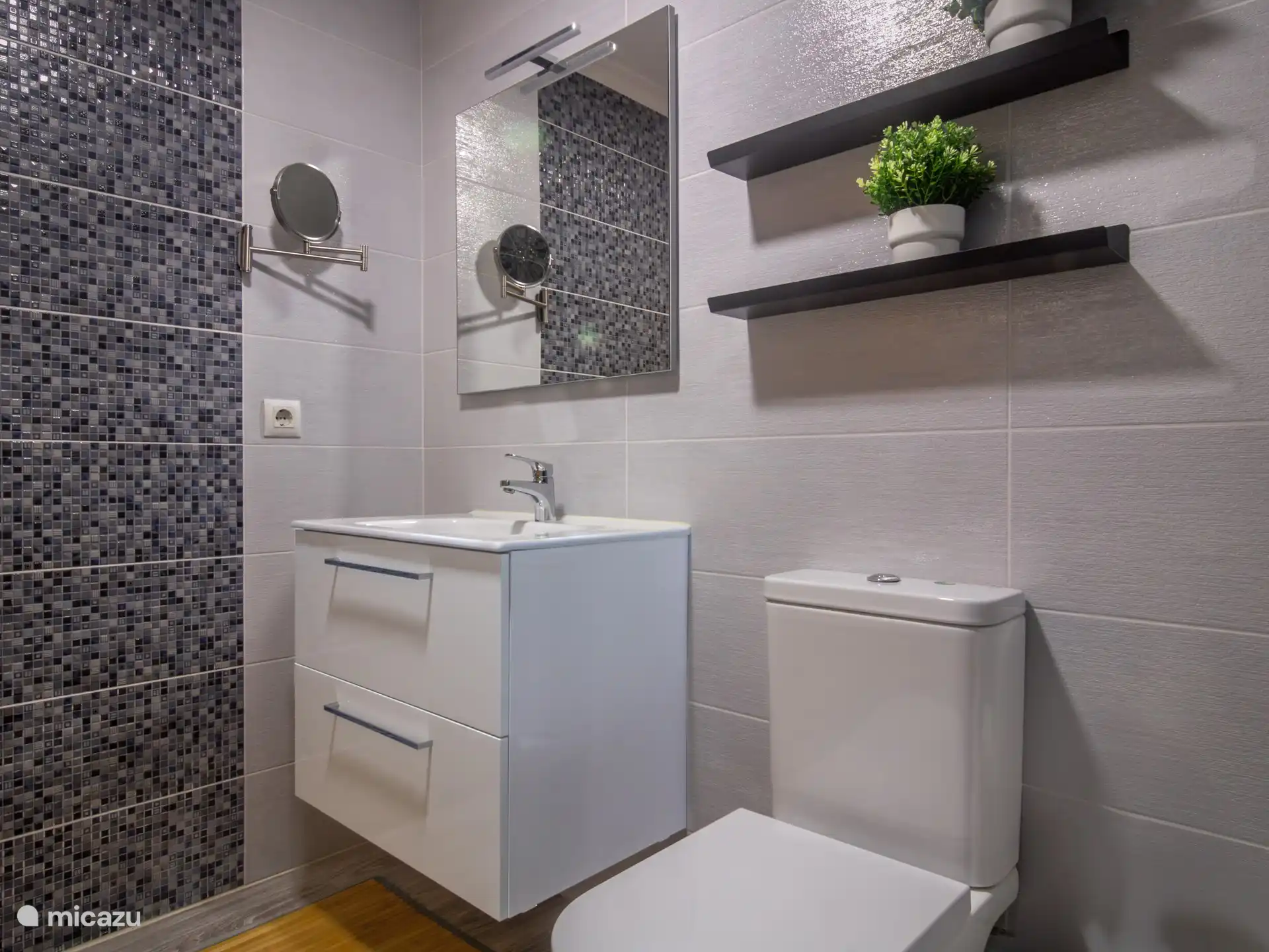 volledige, moderne badkamer met wastafel unit, toilet, opbergruime