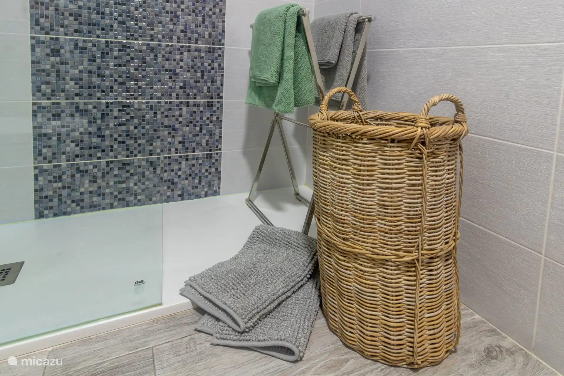 volledige badkamer, met inloopdouche en kwaliteitshanddoeken