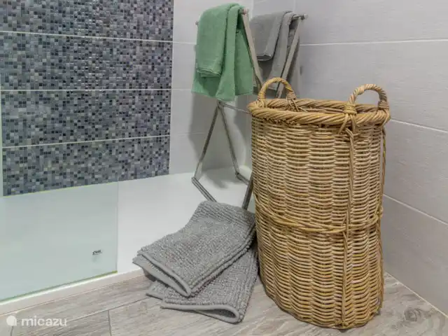 Amigos II à Veramar - playa 300m | Espagne, Costa de Almeria, Vera-Plage - appartement Salle de bain complète, avec douche à l’italienne et serviettes de qualité