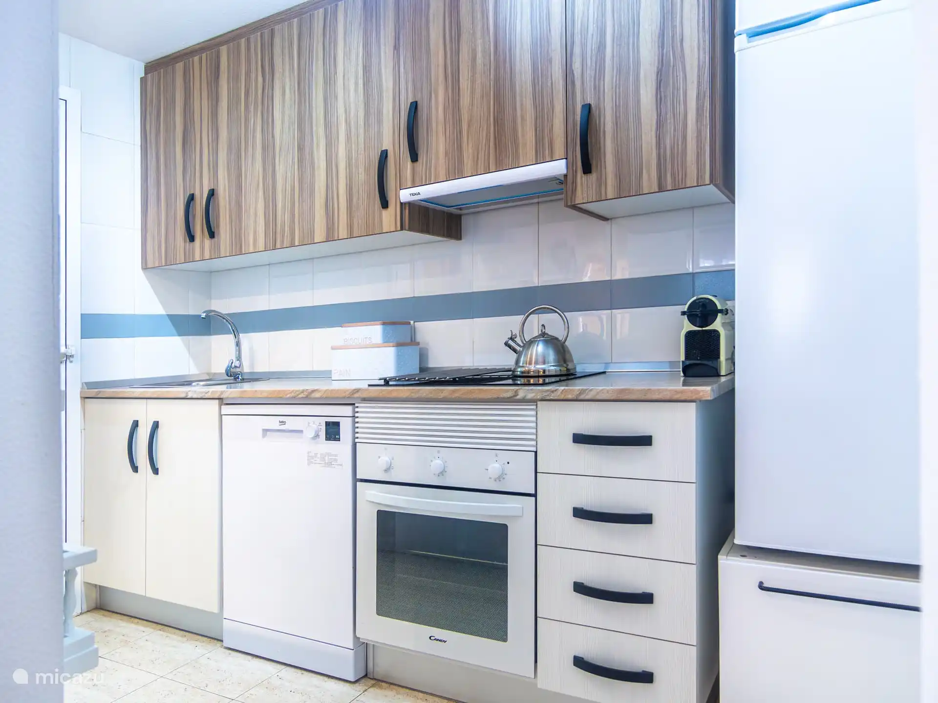 nieuwe keuken met oven, wasemkap en espressomachine