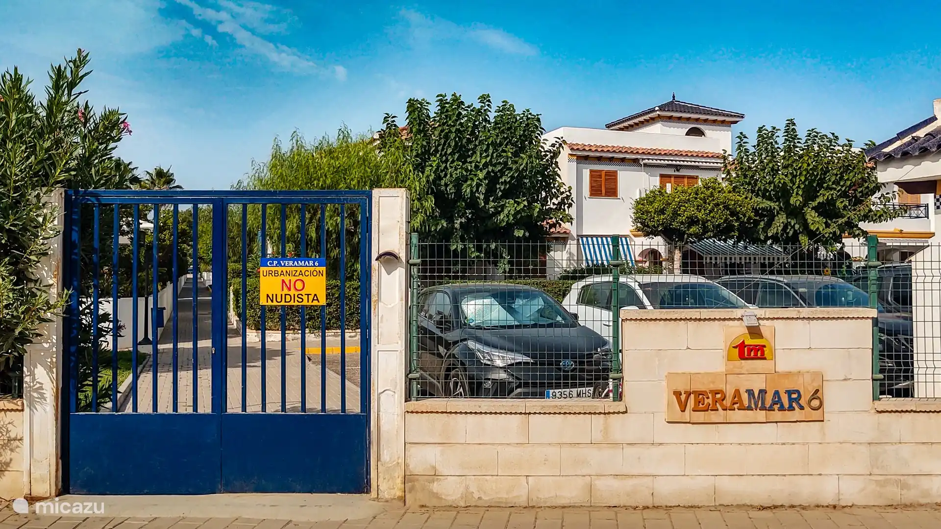 Een van de drie voetgangerspoorten voor gemakkelijke toegang tot het strand, bars, restaurants en het winkelcentrum.