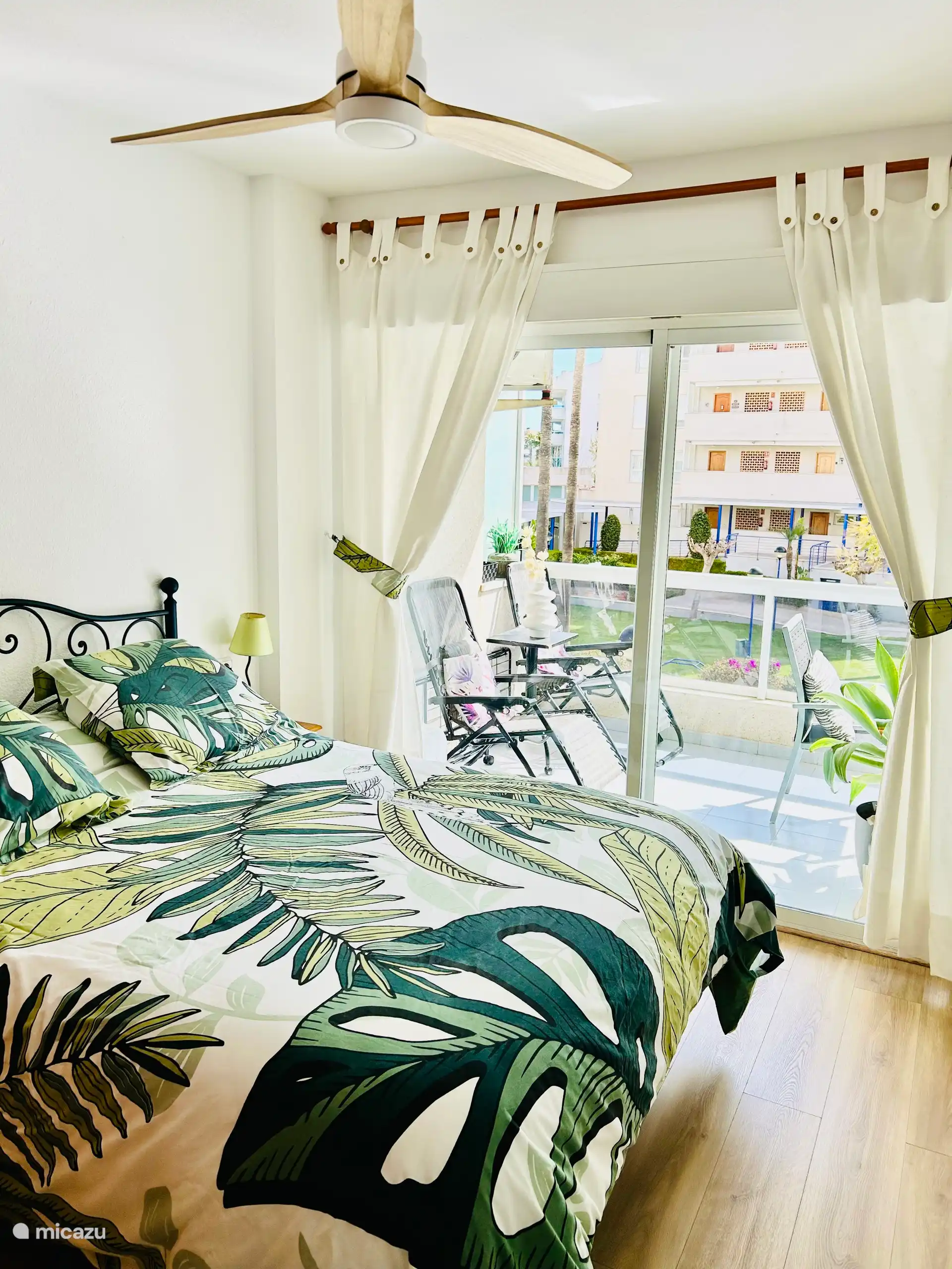 Chambre parentale avec lit 150cm, climatisation, ventilateur de plafond, TV, salle de bain attenante, sortie sur la terrasse. 