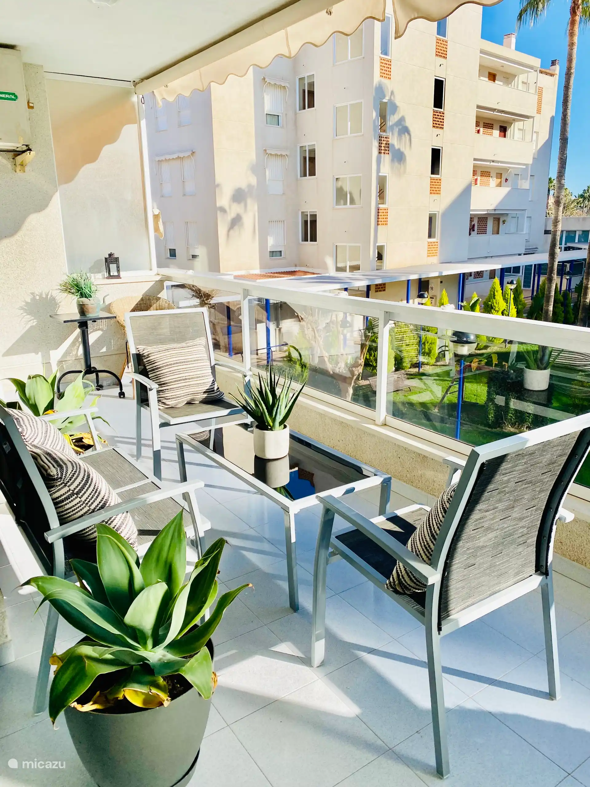 Grande terrasse donnant sur la piscine.  