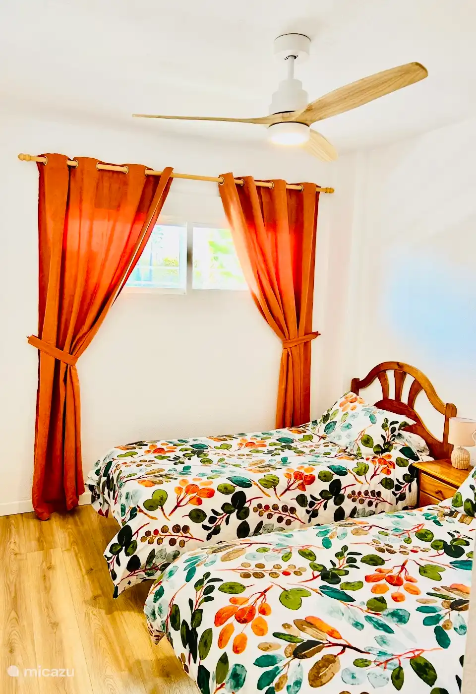 Chambre secondaire avec deux lits de 90cm, ventilateur de plafond. 