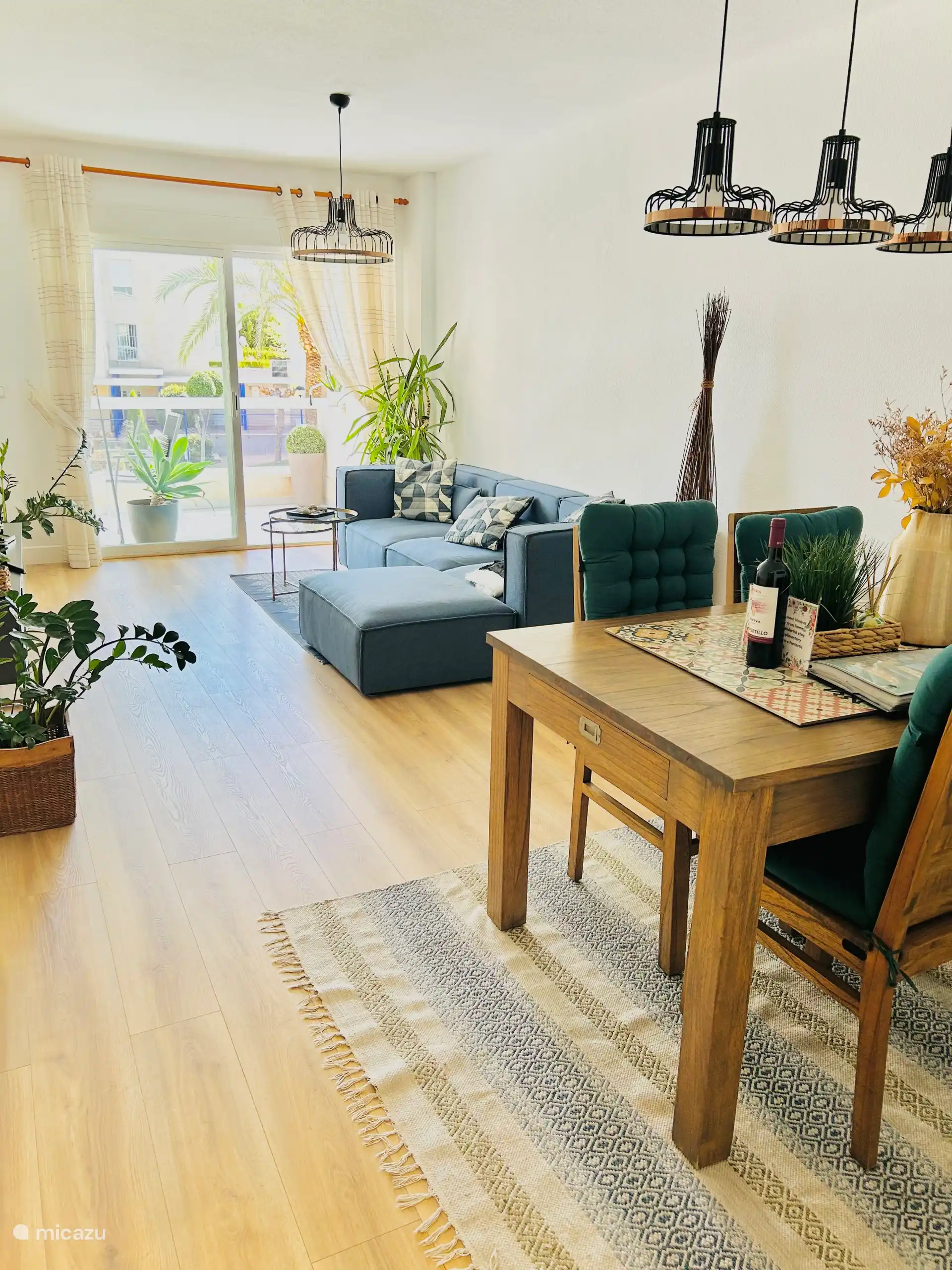 Salon-salle à manger avec climatisation et télévision avec chaînes internationales 