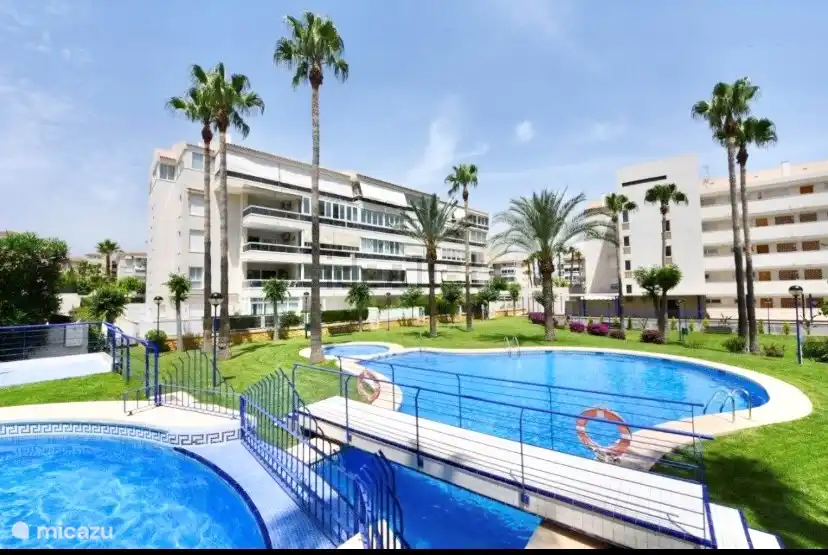 Vue sur les piscines et les jardins