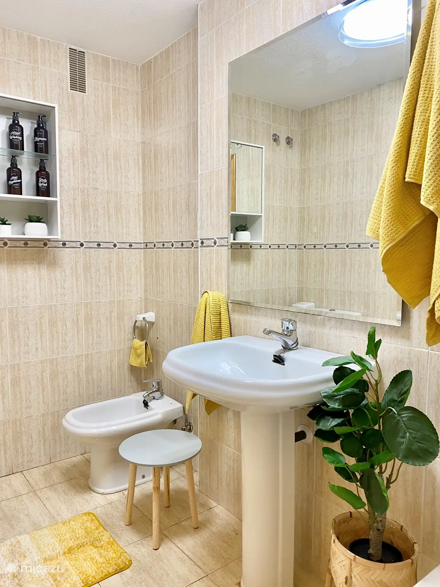 Salle de bain avec baignoire dans la chambre principale.