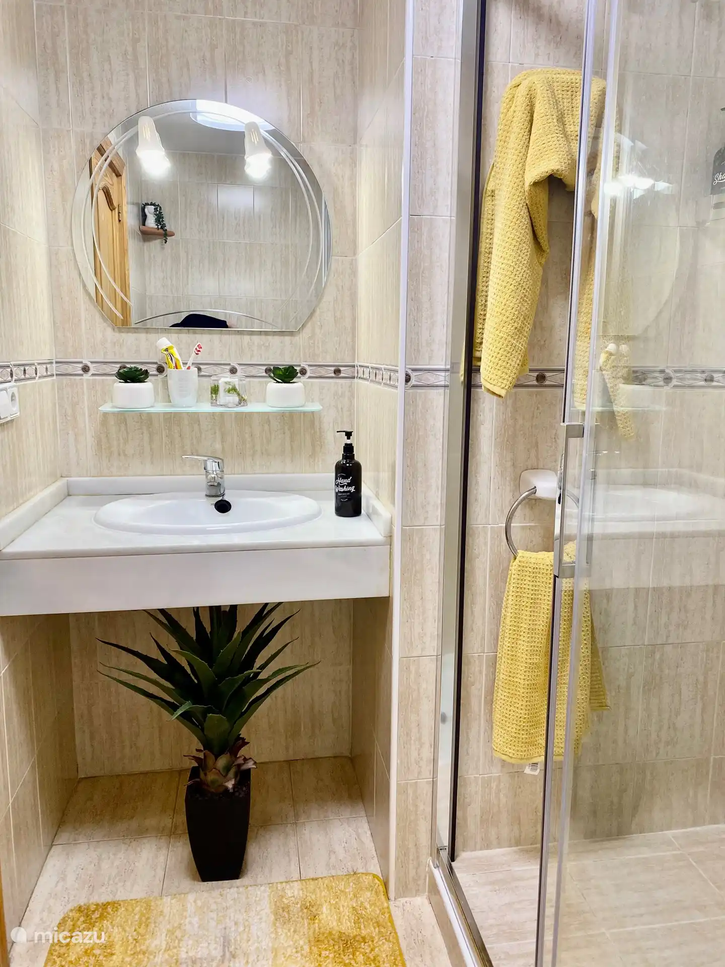 Salle de bain avec douche