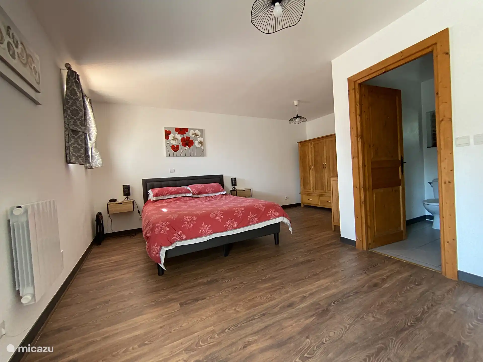 Hauptschlafzimmer mit Kingsize-Bett und eigener Dusche