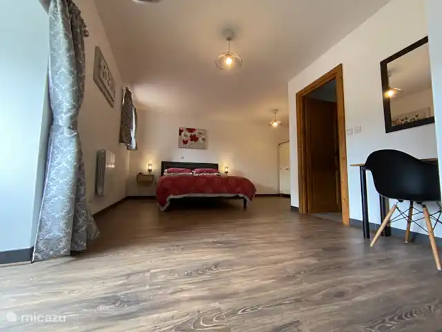 Casa Guerledan con piscina privada  en Francia, Morbihan, Saint-Aignan - casa rural / cabaña Amplio dormitorio principal con cuarto de baño con ducha.