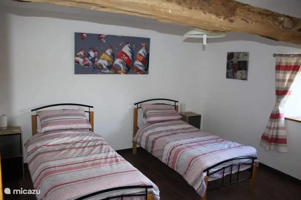 Derde slaapkamer met twee eenpersoonsbedden