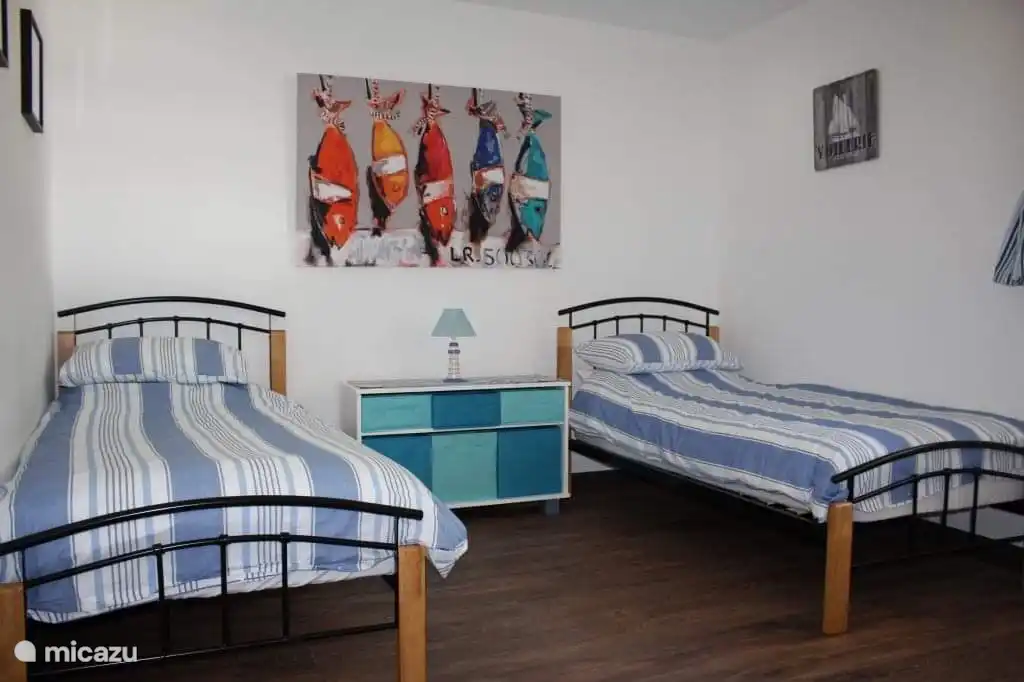 Tweede slaapkamer met twee eenpersoonsbedden