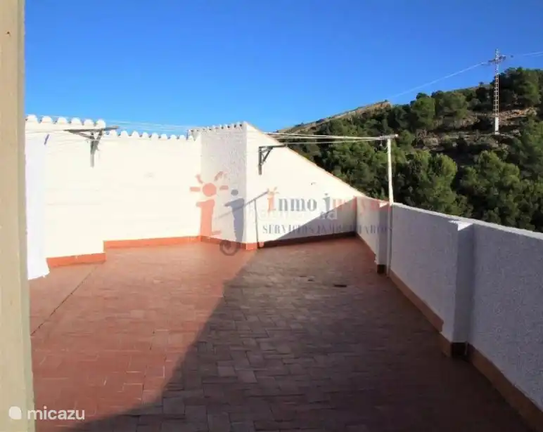 Gemeinschaftliche Dachterrasse zum Aufhängen von Kleidung oder Sonnenbaden. 