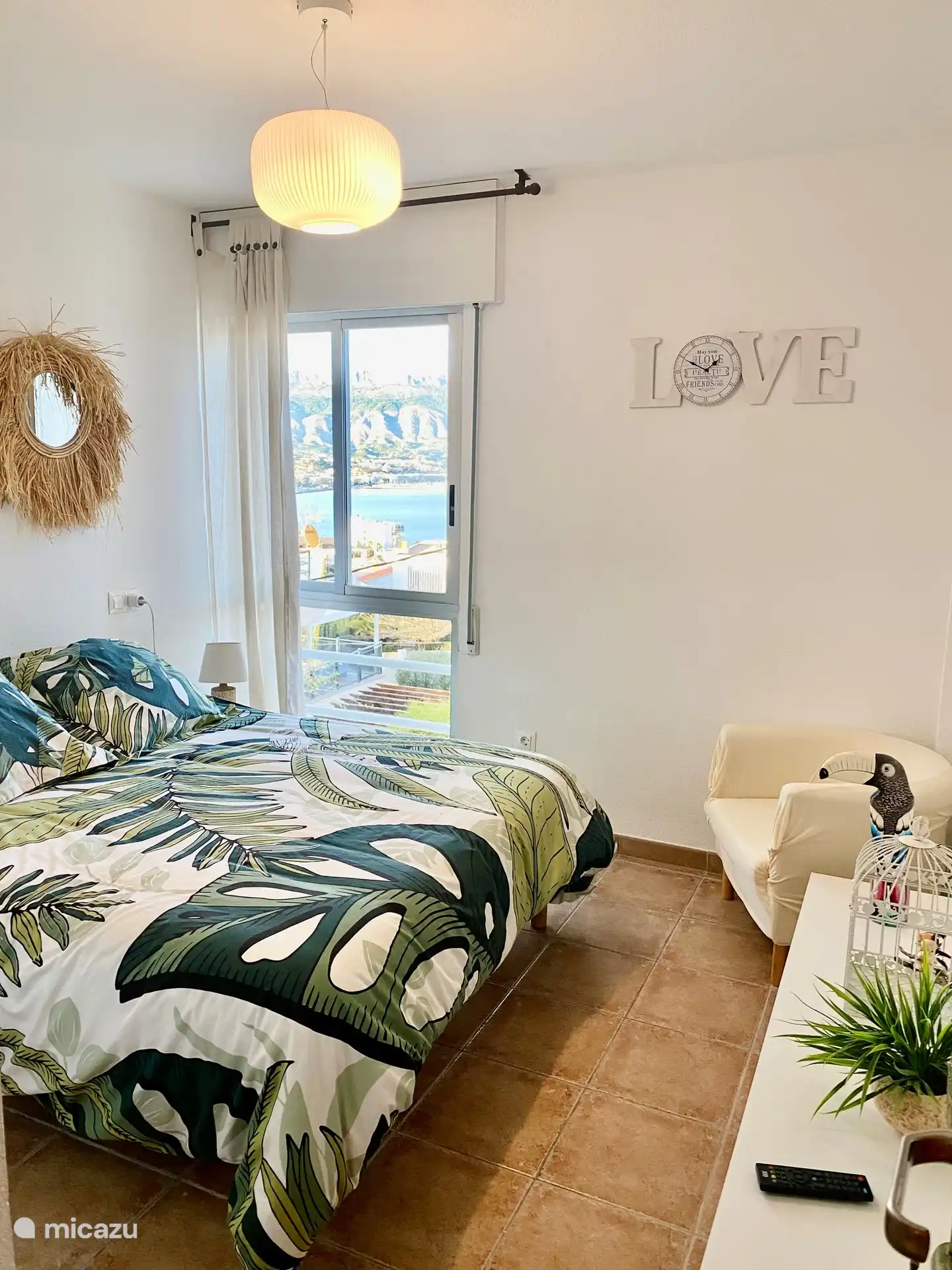 Hauptschlafzimmer als 150cm Bett. Schöner Meerblick. Leistungsstarker und leiser Deckenventilator.