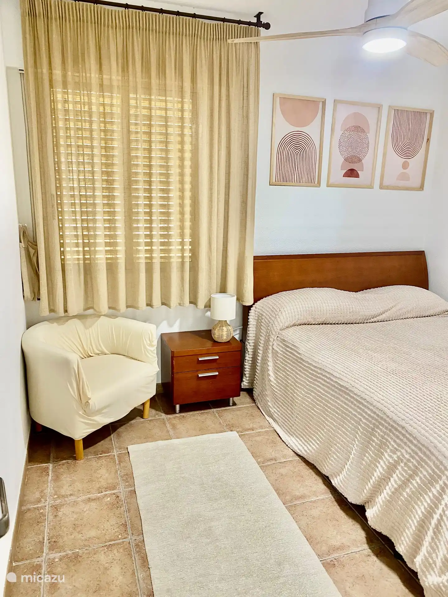 Zweites Schlafzimmer mit einem 150 cm Bett und der Möglichkeit, ein weiteres Bett aufzustellen, wenn Sie 5 Personen sind. Leistungsstarker und leiser Deckenventilator.